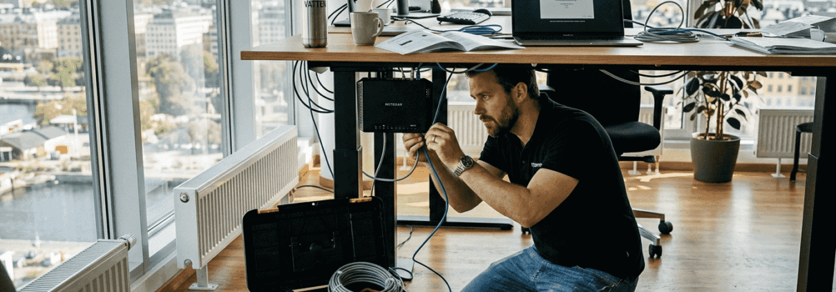 IT-tekniker installerar router på kontor