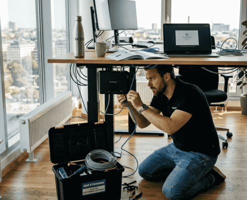 Varför support på plats är avgörande för säker IT 2026 - Datasupport Stockholm | Min Datorsupport AB 7 IT-tekniker installerar router på kontor