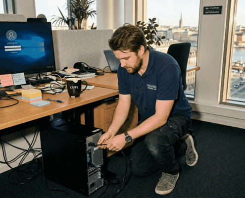 Vad är support för operativsystem? Din guide till trygg IT-hjälp 2026 - Datasupport Stockholm | Min Datorsupport AB 10 IT-tekniker fixar dator på kontor
