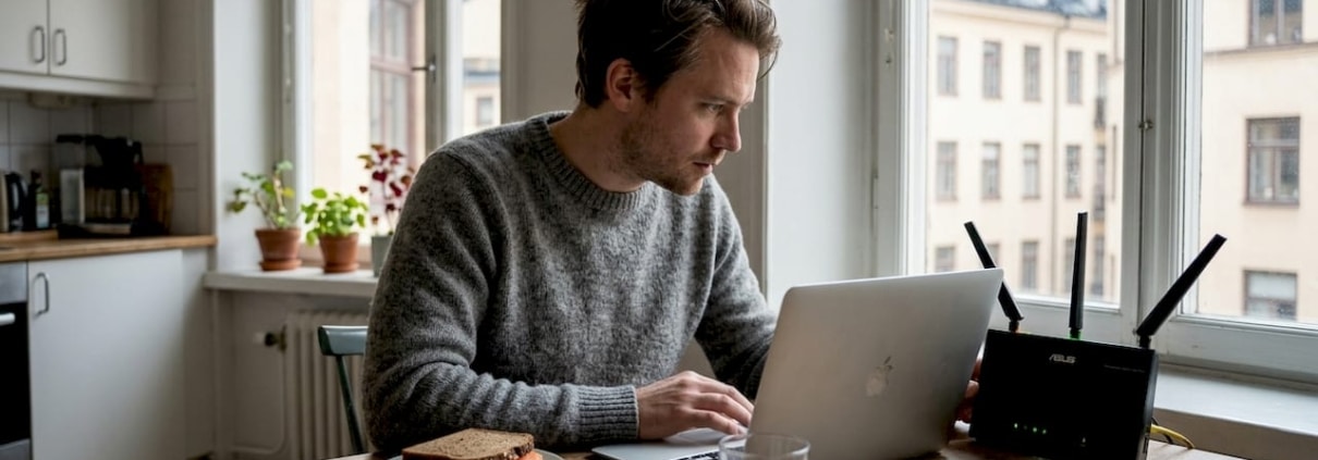 Man arbetar vid köksbordet.